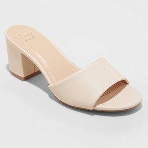 Cream Sandals size 7 1/2 New in Box